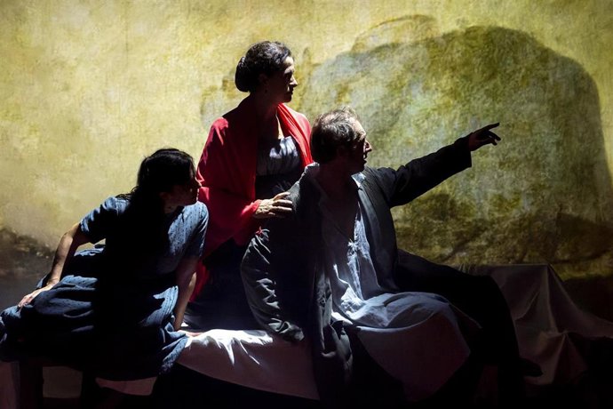 El Teatre Rialto acoge el estreno de 'Col·lorari. Dir adéu sense acomiadar-se', el montaje de despedida de la compañía Bambalina Teatre