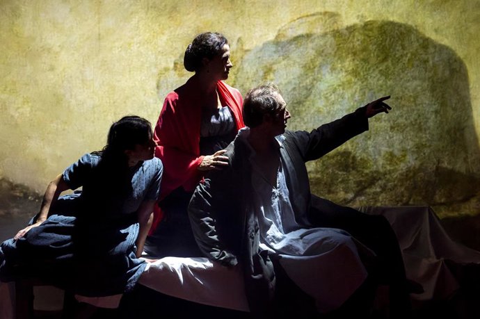 El Teatre Rialto acoge el estreno de 'Col·lorari. Dir adéu sense acomiadar-se', el montaje de despedida de la compañía Bambalina Teatre