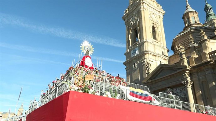 Ofrenda de flores a la Vigen del Pilar en Zaragoza