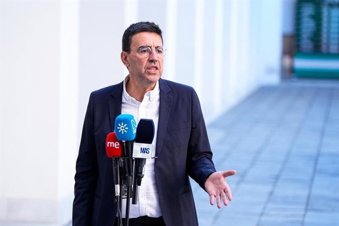 El portavoz socialista de Presidencia, Sanidad y Emergencias, Mario Jiménez, en una atención a medios en el Parlamento andaluz.