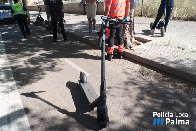 Sucesos.- Investigan un accidente frontal entre dos patinetes eléctricos en la calle Biniamar de Palma