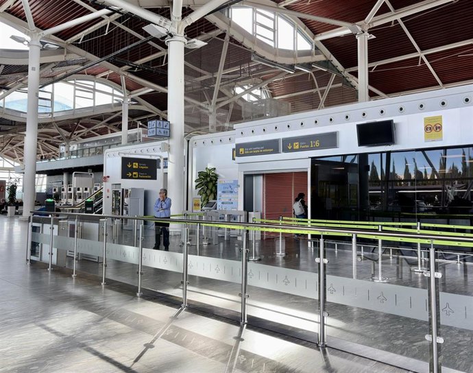 Archivo - Por el Aeropuerto de la capital aragonesa han pasado más de 56.000 pasajeros en el mes de septiembre.