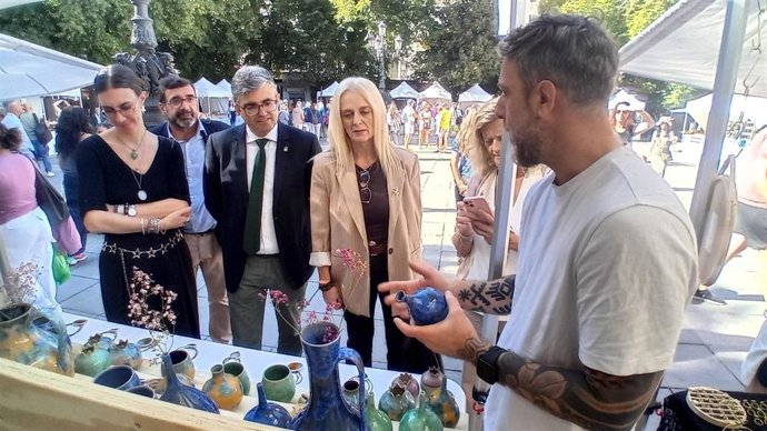 El delegado de Empleo, Empresa y Trabajo Autónomo de la Junta en Granada, Javier Martín Cañizares, y la concejala de Comercio, Elisa Campoy, han recorrido los estands instalados en Bib-Rambla junto a la presidenta de la FRAAG, Maricel Charles.