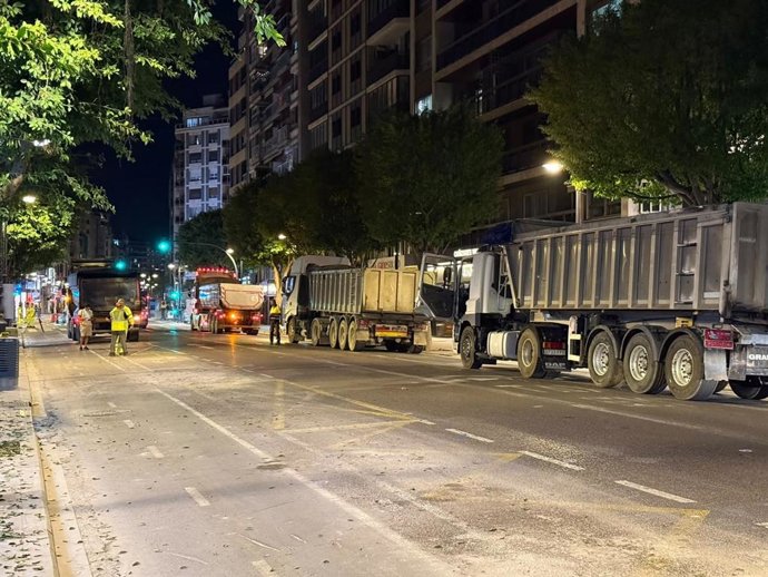 Inici de l'asfaltat del carrer Colón de València dins de les obres de remodelació d'esta via.