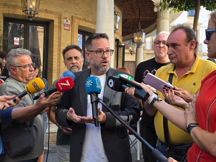 El portavoz de Adelante Andalucía, José Ignacio García, en una atención a los medios en Jerez de la Frontera (Cádiz)