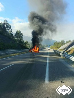 Vehículo en llamas de la mujer herida en accidente de tráfico en la A-8.