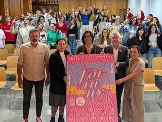 La delegada territorial de Educación en Granada, María José Martín, ha participado en la presentación de la XIII edición de la Pasarela Fortuny de Jóvenes Diseñadores.