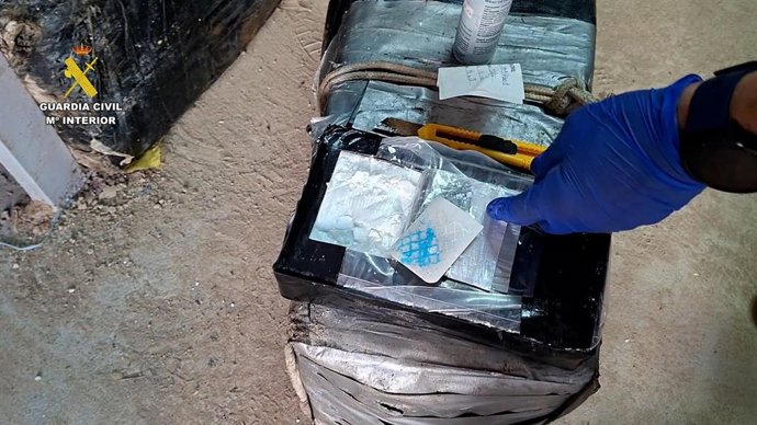 Fardo de cocaína hallada en una barca recreativa en aguas de Chipiona (Cádiz)