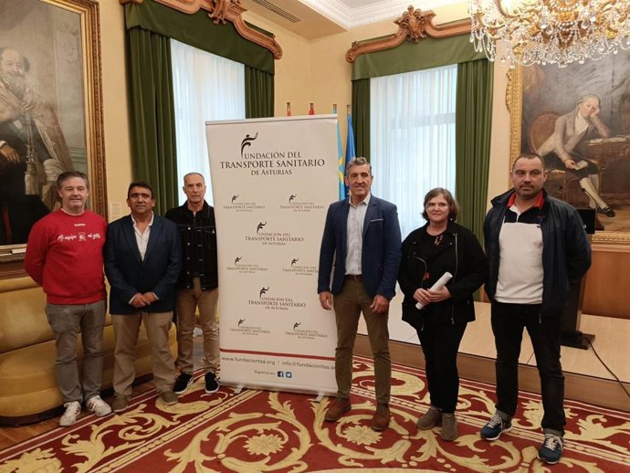 El concejal de Deportes y Educación del Ayuntamiento de Gijón, Jorge Pañeda (tercero por la dcha), durante la presentación del Día Mundial de la RCP 2026, en el Consistorio gijonés.