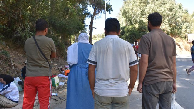 Archivo - Varias personas esperan en el exterior del Centro de Estancia Temporal de Inmigrantes (CETI), a 5 de agosto de 2026, en Ceuta (España).