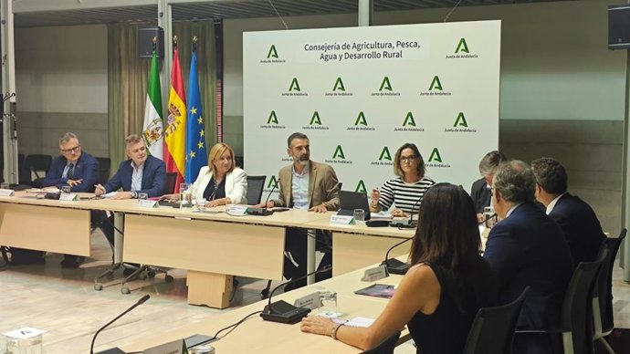 Reunión del consejero de Agricultura, Pesca, Agua y Desarrolla Rural, Ramón Fernández-Pacheco, con ASA Andalucía.
