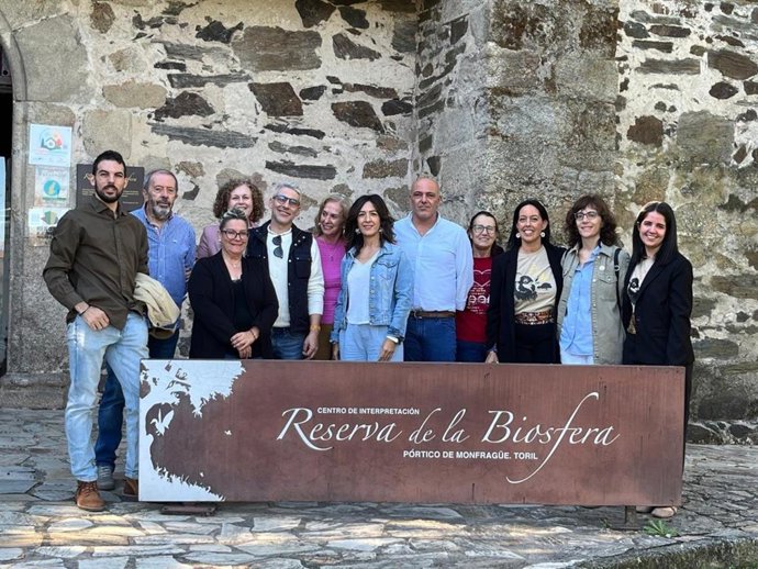 Foto de familia tras la inauguración de la campaña de fomento de la lectura 'Tesoros de papel'