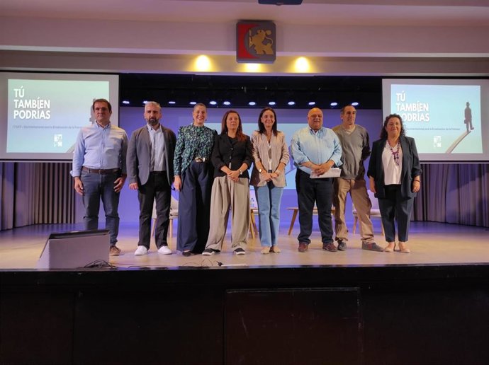 Foto de familia en la inauguración de las II Jornadas Provinciales sobre Pobreza y Exclusión Social.