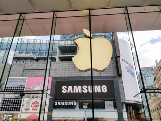 Archivo - 19 September 2019, China, Shanghai: The new Samsung experience store is opened in front of an Apple Retail Store and next to the to-be worldwide largest Huawei flagship store, at East Nanjing Road. Photo: Wang Gang/Imaginechina via ZUMA Press/dp