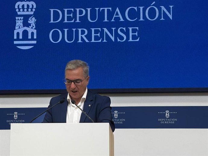 El presidente de la Diputación de Ourense, Luis Menor, ofrece una rueda de prensa para dar cuenta de los asuntos aprobados en junta de gobierno