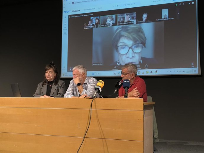(i-d) Irene Francés y Celso Pazos, de CEAQUA, junto a Manuel Reboiras, informan sobre la adhesión a la querella argentina para denunciar el asesinato de Moncho Reboiras.