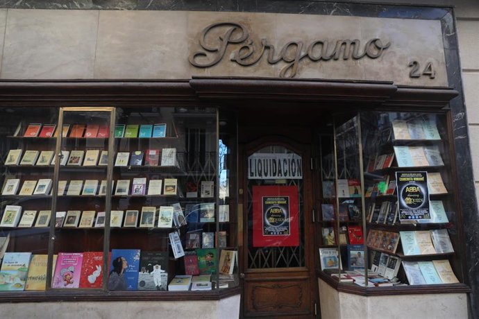 Archivo - Escaparate de la librería Pérgamo