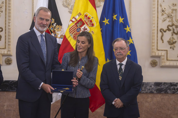 Los Reyes Felipe VI (i) y Letizia (c) y el presidente de Ceuta, Juan Jesús Vivas (d), durante una visita al Ayuntamiento de Ceuta, a 13 de octubre de 2026, en Ceuta (España).