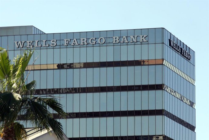Archivo - Arquivo - ARQUIVADO - 28 de novembro de 2006, EUA, Los Angeles: O logotipo do Wells Fargo Bank visto em um prédio do banco em Beverly Hills, o bairro de luxo de Los Angeles, no estado da Califórnia. Foto: Uli Deck/dpa