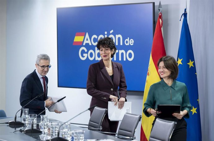 (I-D) El ministro de Hacienda, Arcadi España; la ministra de Inclusión, Seguridad Social y Migraciones y portavoz del Gobierno, Elma Saiz, y la ministra de Juventud e Infancia, Sira Rego, durante una rueda de prensa tras el Consejo de Ministros, a 13 de o