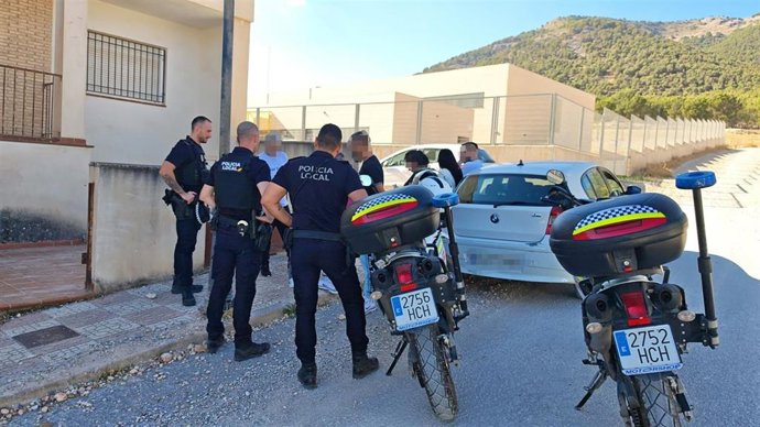 La Policía Local de Íllora ha frustrado durante la semana pasada la okupación de tres viviendas en el núcleo de población de Alomartes. Se trata de la tercera vez en menos de un año que se logra evitar la okupación de estas casas.