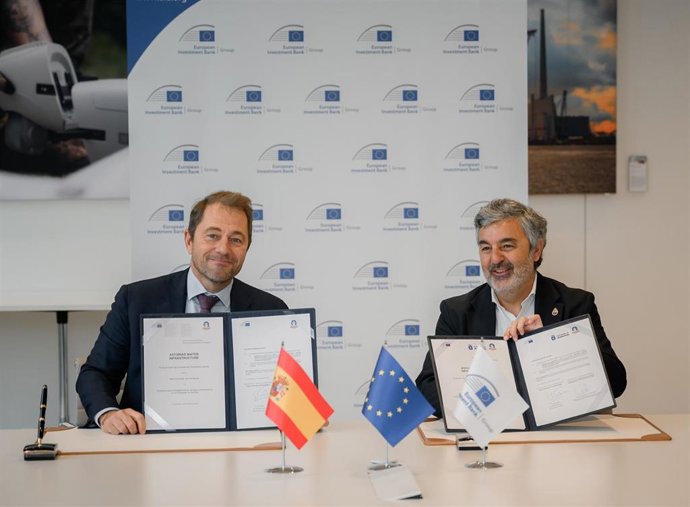El director de Operaciones del BEI para el Sector Público en la UE, Gilles Badot y el consejero de Movilidad de Asturias, Alejandro Calvo.