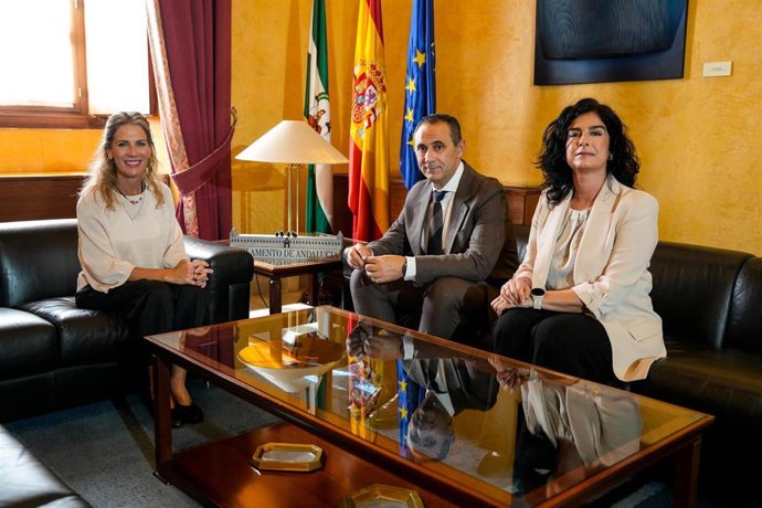 La presidenta del Parlamento de Andalucía, Ana Mestre, en un encuentro con el presidente de CSIF, Germán Girela, y la secretaria del sindicato, Teresa Hernández.