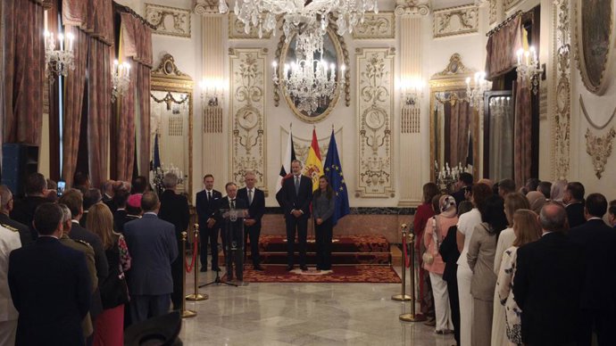 O Rei Felipe VI e a Rainha Letizia durante o discurso do presidente de Ceuta, Juan Jesús Vivas, em sua visita à Prefeitura de Ceuta, em 13 de outubro de 2026, em Ceuta (Espanha). O casal real visita Ceuta pela primeira vez desde a ascensão de Felipe ao tr