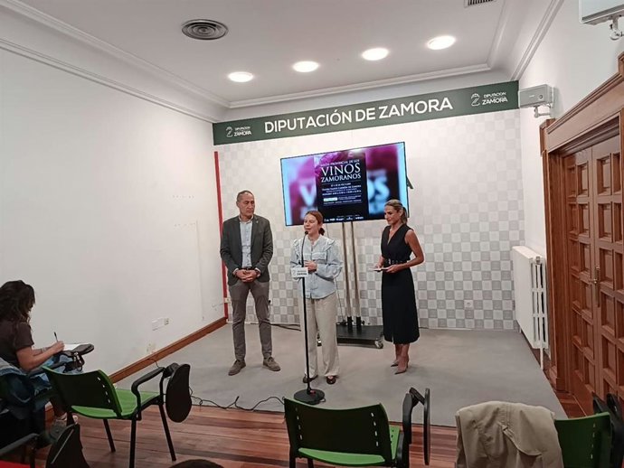 El vicepresidente cuarto de la Diputación, Emilio Fernández; la representante de Caja Rural de Zamora, Laura Huertos; y la organizadora, Canto Marbán, durante la presentación.