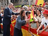 Foto: Los Reyes Felipe y Letizia se dan un histórico baño de masas en su primera visita a Ceuta. Las imágenes