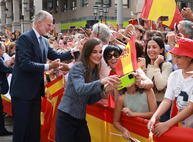 Los Reyes Felipe y Letizia saludando cariñosamente al pueblo a su llegada a Ceuta
