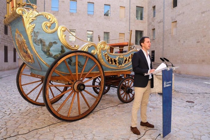 El presidente del Consell de Mallorca, Llorenç Galmés, presenta la programación de los actos con el carro triunfal de Santa Catalina Tomàs a sus espaldas.