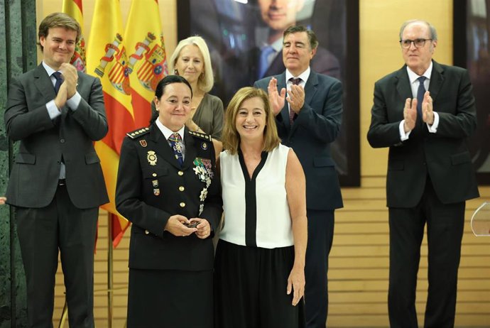 La presidenta del Congreso de los Diputados, Francina Armengol, durante el acto de homenaje a los funcionarios del Cuerpo Nacional de Policía condecorados con el ingreso en la Orden del Mérito Policial Santos Ángeles Custodios 2026, en el Congreso de los 