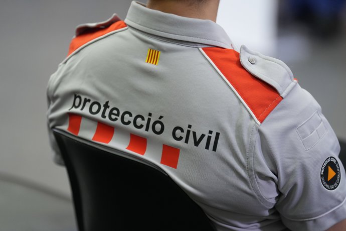 Archivo - Arxivo - Un agent de Protecció Civil durant l'explicació del nou centre Cecor de les Tres Xemeneies, en el Centri Cultural Albareda, a 7 de juliol de 2026, a Barcelona, Catalunya (Espanya). 