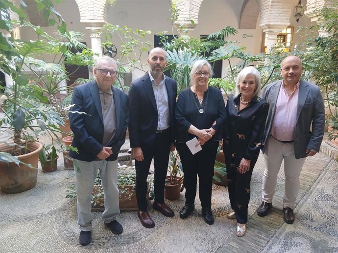 Lucena (2º izda.), junto a otras autoridades, responsables de la iniciativa y familia del escultor, en la presentación del proyecto de recuperación del archivo familiar de Aurelio Teno.