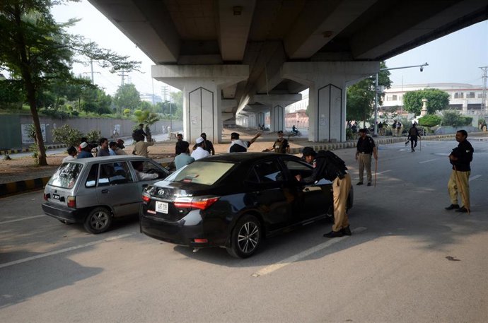 Bloqueos de carreteras policiales en Peshawar (Pakistán) durante la declaración del estado de emergencia en Jáiber Pastunjua, a 11 de octubre de 2026 
