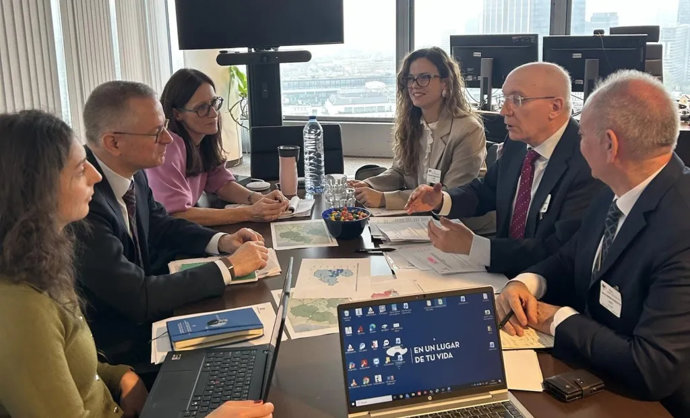 El comisionado del Reto Demográfico de la región, Jesús Alique, y la directora general de Asuntos Europeos, Nazaret Rodrigo, con el director de Ayudas de Estado de la Dirección General de Competencia, Koen Van de Casteele.