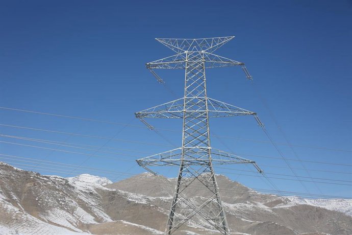 Archivo - Imagen de líneas electricas hacia una torre de transmisión a las afueras de Kabul 