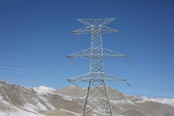 Archivo - Arquivo - CABUL, 8 de fevereiro de 2024  -- Foto tirada em 8 de fevereiro de 2024 mostra uma torre de transmissão em Cabul, no Afeganistão. O governo afegão quitou todas as dívidas decorrentes de contas de energia elétrica com os países vizinhos