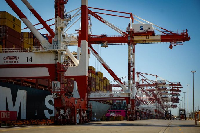 Archivo - Una de las nuevas grúas durante la inauguración de nuevas grúas de la terminal de contenedores Hutchison Ports BEST del Puerto de Barcelona, a 3 de septiembre de 2026, en Barcelona, Catalunya (España). Puente inaugura hoy dos nuevas grúas pórtic