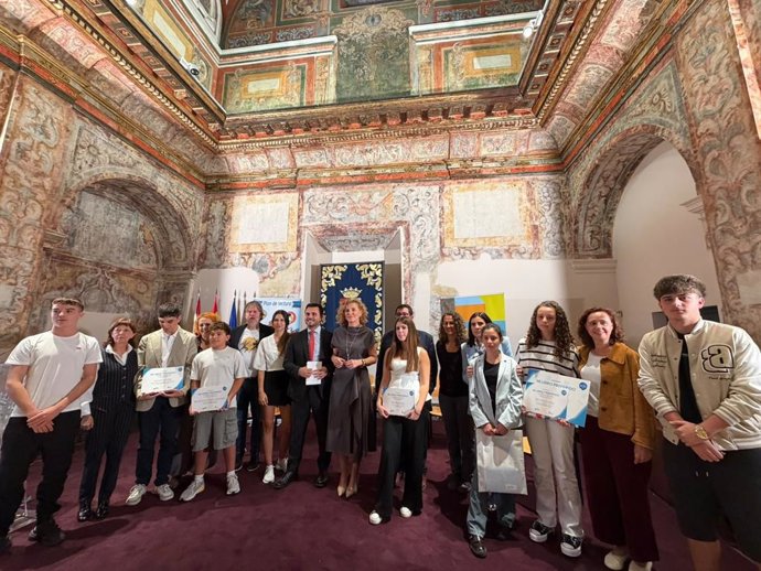 La consejera y el director de la Fundación José Manuel Lara con los alumnos premiados.