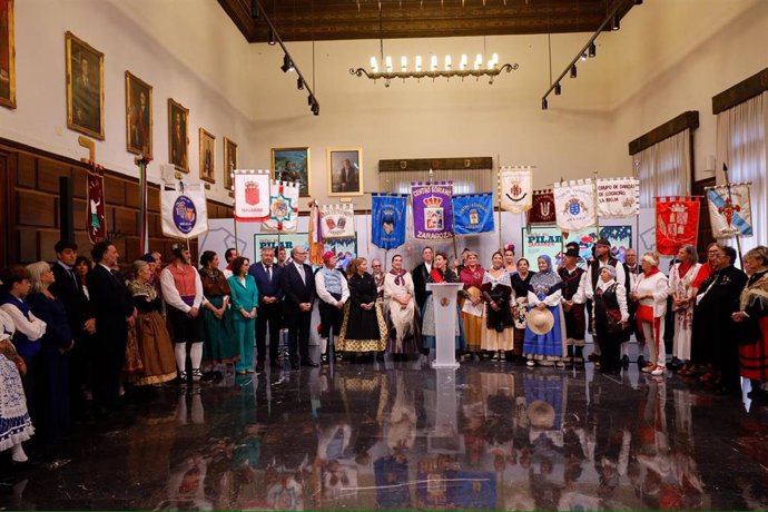 El Ayuntamiento de Zaragoza recibe a las casas regionales tras la ofrenda de frutos más participativa