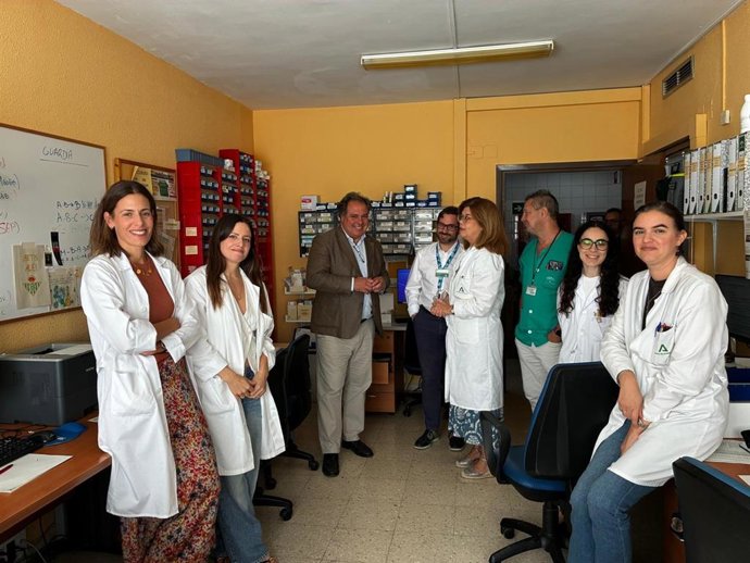 Parte del equipo de farmacéuticos del Hospital, junto con el delegado de Salud y Consumo, Juan Carlos Duarte y algunos miembros del equipo directivo del Hospital.