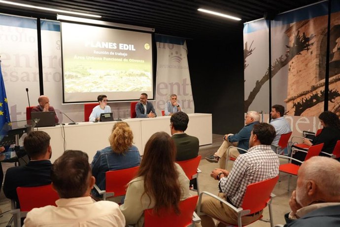 La presidenta de la Diputación de Badajoz participa en una reunión de trabajo de los Planes EDIL con alcaldes de la comarca de Olivenza
