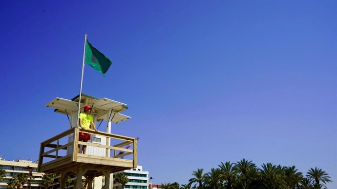 Imagen de una torre del dispositivo municipal de salvamento y socorrismo de Torremolinos (Málaga).