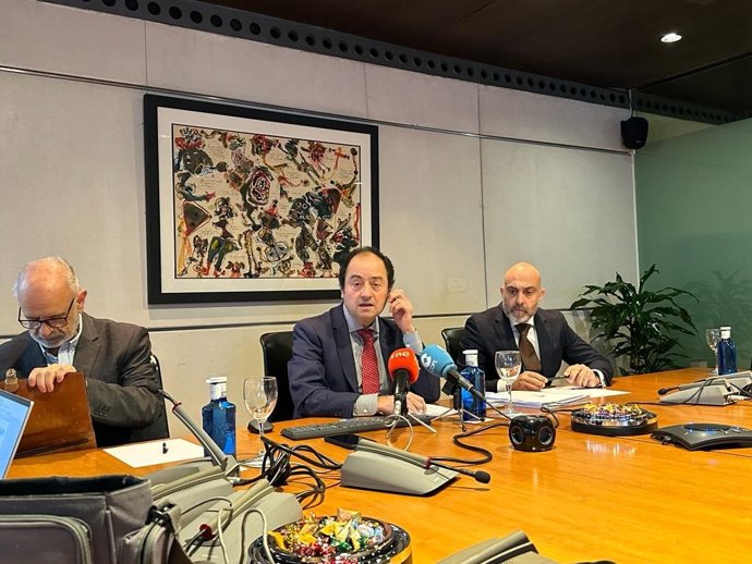 Archivo - El hasta ahora presidente de Juristes, José Ramón Chirivella, en el centro de la imagen