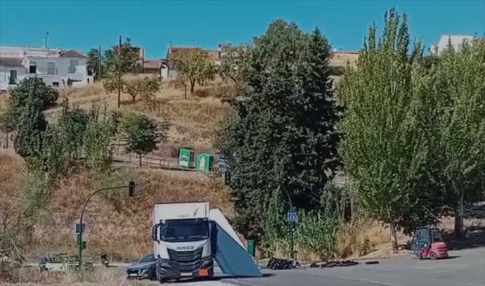 Vista del camión que transportaba granadas de mortero y que ha volcado en la carretera de El Fargue cuando las transportaba entre dos instalaciones de la Fabrica de Municiones de Granada.
