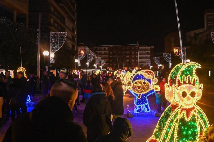 Archivo - Imagen de archivo del alumbrado navideño de Torrelavega.-ARCHIVO