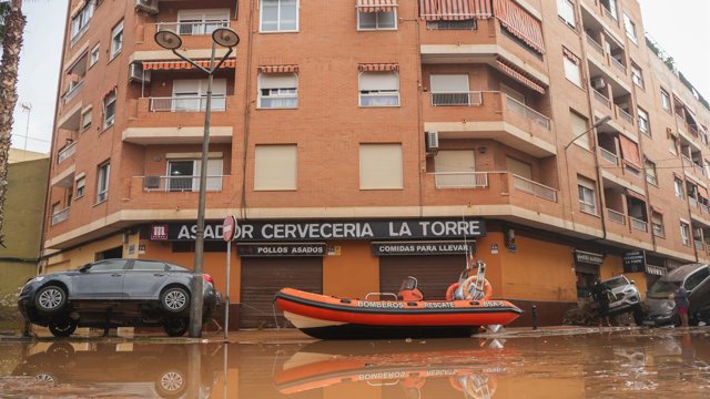 Archivo - (Foto de ARCHIVO)Lancha del equipo de bomberos en el barrio de la Torre, a 30 de octubre de 2024.