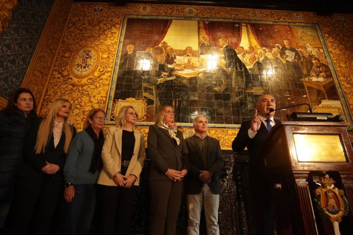 Archivo - El alcalde de Algeciras, José Ignacio Landaluce, en una imagen de archivo con algunos concejales del equipo de gobierno detrás.